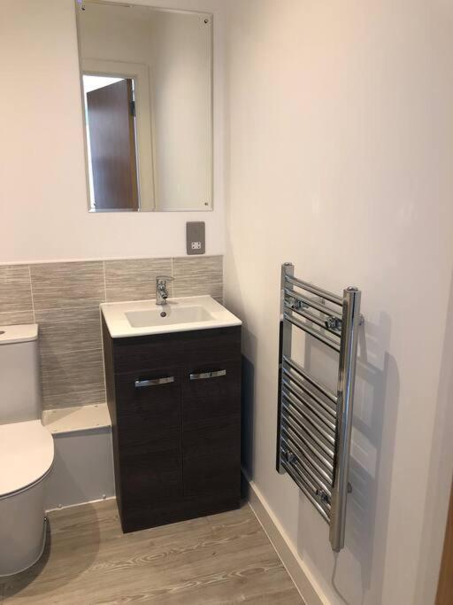 3 Bedroom Apartment Free Parking Manchester Exterior photo