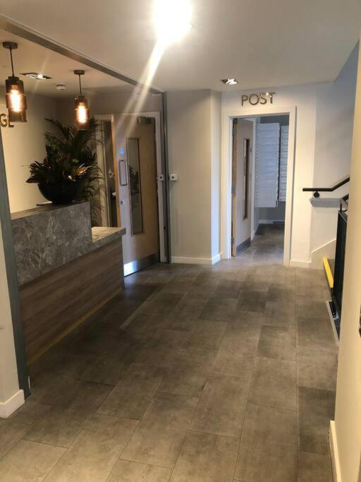 3 Bedroom Apartment Free Parking Manchester Exterior photo